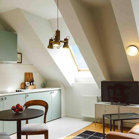 Vivando - Beautiful Studio B + Parking Bukares Bagian luar foto