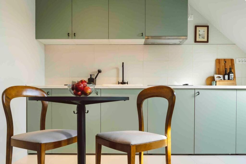 Vivando - Beautiful Studio B + Parking Bukares Bagian luar foto
