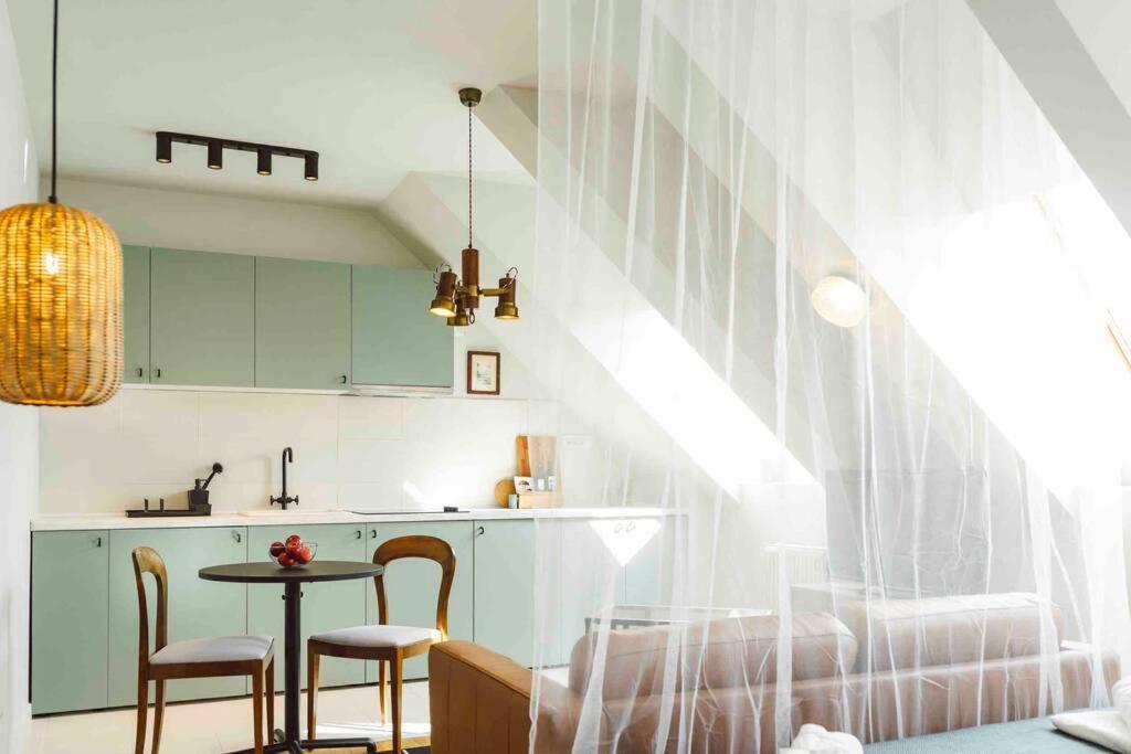 Vivando - Beautiful Studio B + Parking Bukares Bagian luar foto