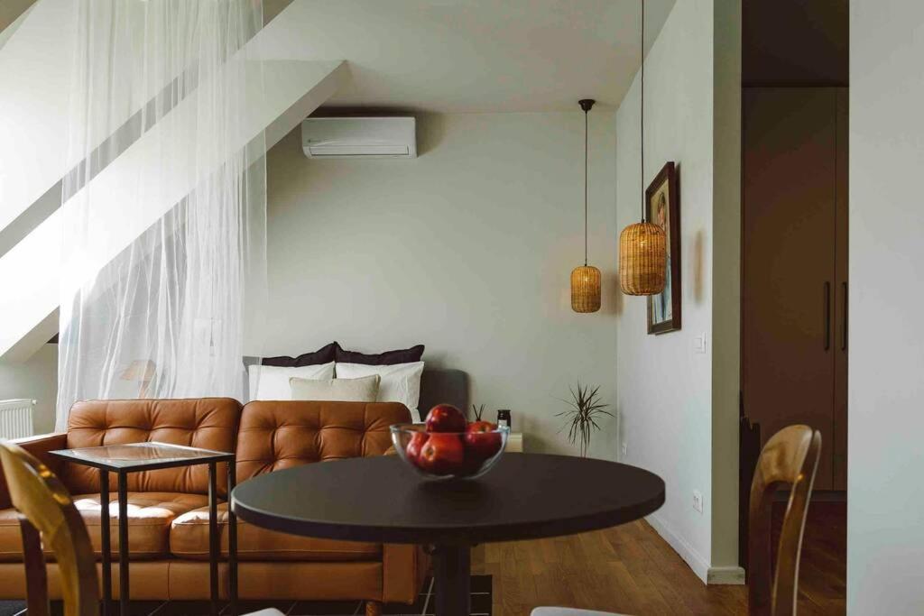 Vivando - Beautiful Studio B + Parking Bukares Bagian luar foto