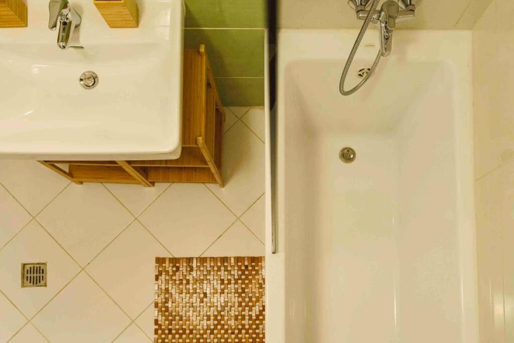 Vivando - Beautiful Studio B + Parking Bukares Bagian luar foto