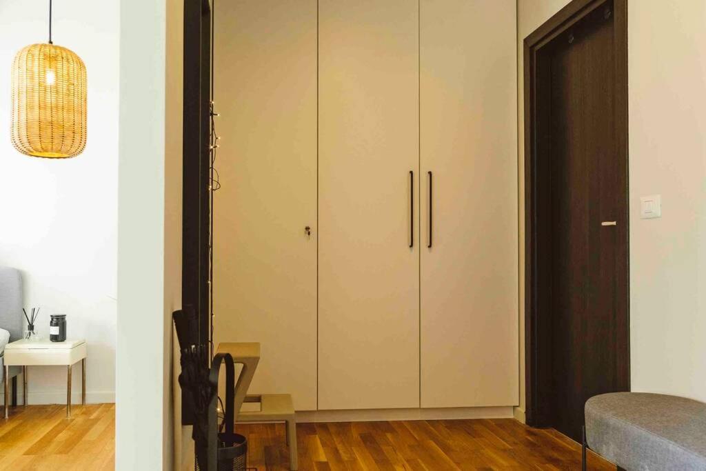 Vivando - Beautiful Studio B + Parking Bukares Bagian luar foto