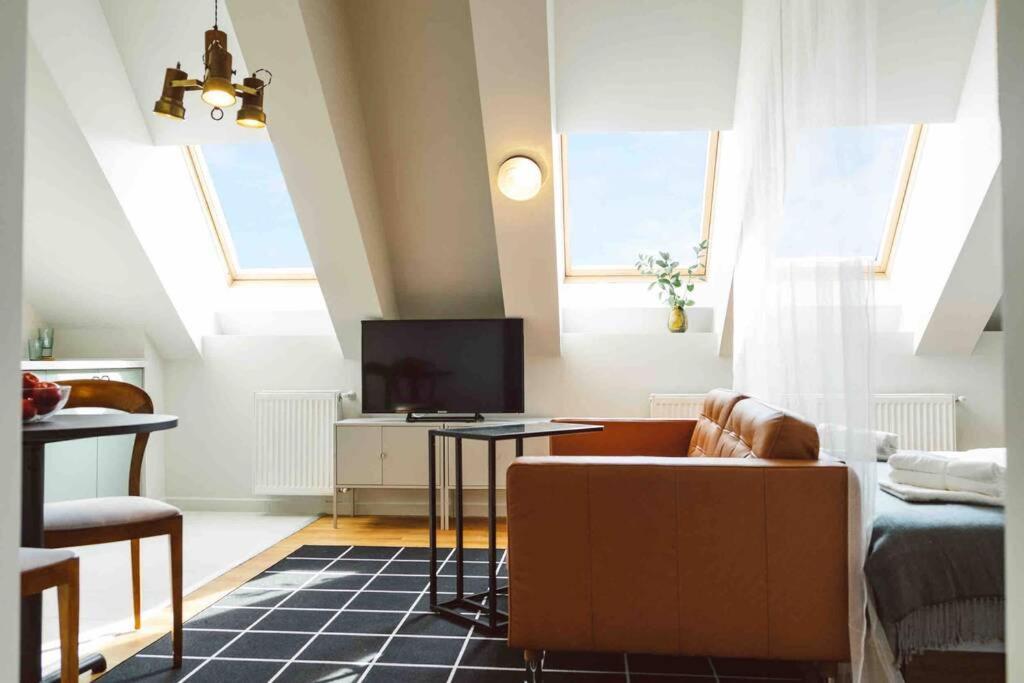 Vivando - Beautiful Studio B + Parking Bukares Bagian luar foto