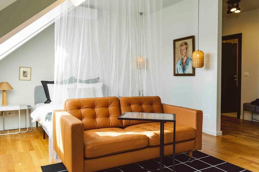 Vivando - Beautiful Studio B + Parking Bukares Bagian luar foto