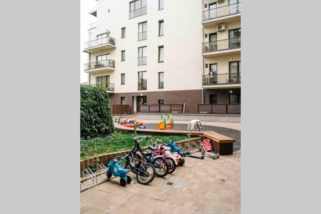 Vivando - Beautiful Studio B + Parking Bukares Bagian luar foto
