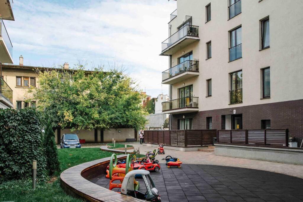 Vivando - Beautiful Studio B + Parking Bukares Bagian luar foto