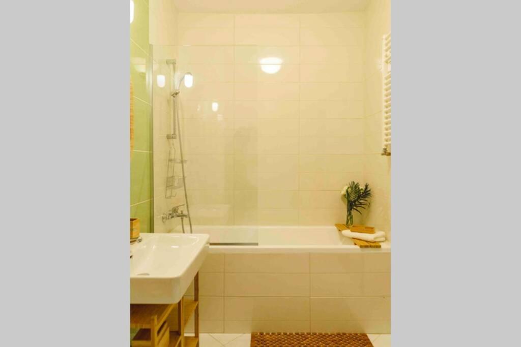 Vivando - Beautiful Studio B + Parking Bukares Bagian luar foto